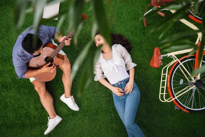 的私密时光：降噪耳机的真正救星AYX爱游戏APP喧嚣都市中(图2)