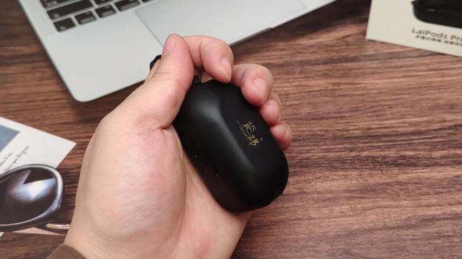 的私密时光：降噪耳机的真正救星AYX爱游戏APP喧嚣都市中(图4)