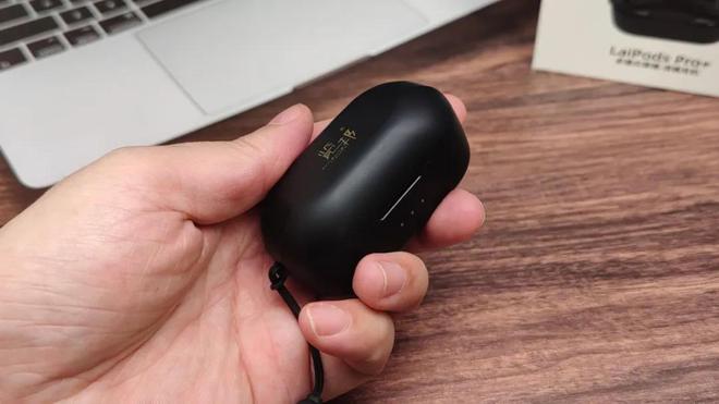 的私密时光：降噪耳机的真正救星AYX爱游戏APP喧嚣都市中(图5)