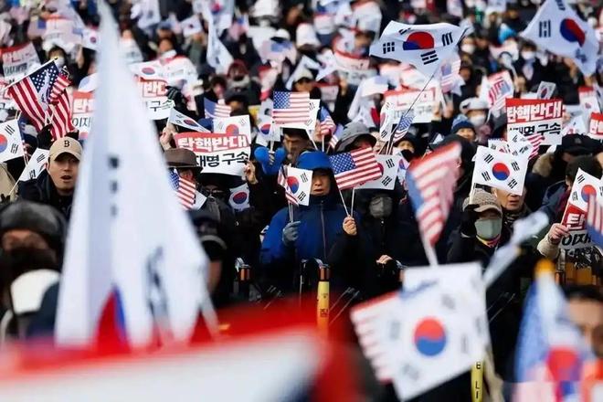 韩国大选临近首尔罕见出现抗议爱游戏app登录滚回中国！